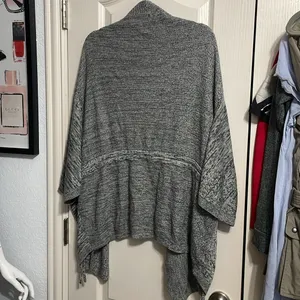 Lululemon Breeze Easy Wrap in Heathered Light Grey & Deep Coal thumbnail 4