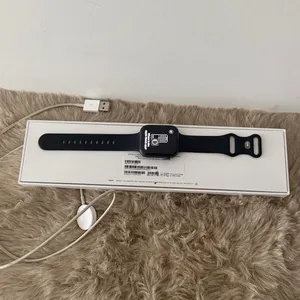 Apple Watch SE Gen 44mm - Silver - Unlocked thumbnail 3