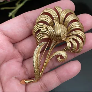 Vintage Signed MONET Brushed Gold-tone Flower Brooch thumbnail 7