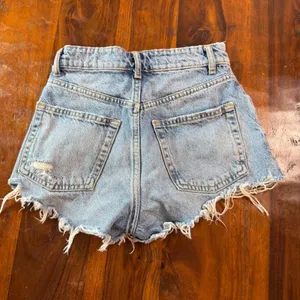 Zara Light Wash Distressed High Waisted Denim Shorts Size 0 727/002/400/32 thumbnail 2
