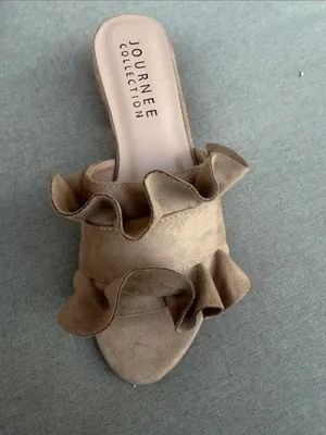 Journee Collection Taupe Ruffle sandals size 6 NEW thumbnail 7