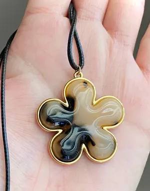 Handmade cute retro boho style big tortoiseshell flower necklace 🌼 thumbnail 3