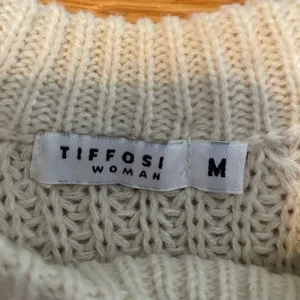 Cute white sweater Size M thumbnail 2