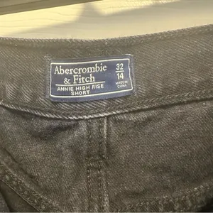 Abercrombie & Fitch Black Annie High Rise Denim Shorts Women’s Size 32/14 thumbnail 3