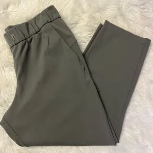 Lululemon On The Fly Pants – Women’s Size 6 – Dark Olive Green thumbnail 5