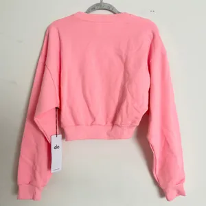 Alo Yoga Cropped Accolade Crewneck Neon Bubblegum M thumbnail 7