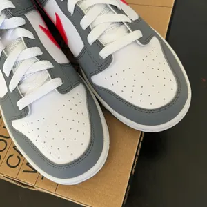 New NIKE Dunk Low Next Nature GS 'Smoke Grey Light Crimson' thumbnail 5