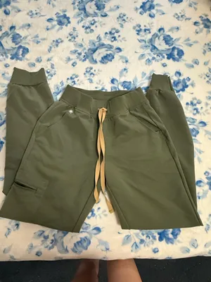 FIGS Jogger Set Scrubs thumbnail 2