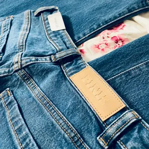 PINK - Victoria's Secret NWT High Rise Jeans thumbnail 5