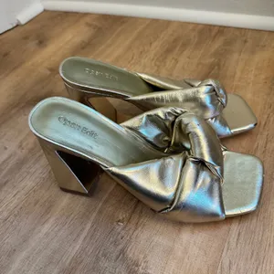Open Edit | Gold Metallic Twisted Knot Block Heel Square Toe Pump Shoe,‎ 8.5M thumbnail 2