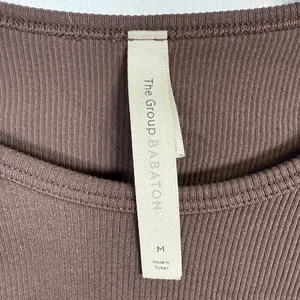 The Group BABATON Aritzia Contour Brown Long Sleeve Crew Crop Top W2297 Sz M thumbnail 3