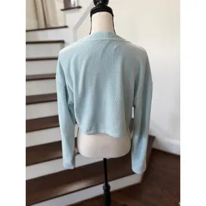 Alo Light Blue Ribbed Fleece Material Cropped Button V-Neck Long Sleeve Cardigan thumbnail 4