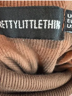 PrettyLittleThing Brown Ribbed Exposed Seam Cropped Turtleneck Top US 2 thumbnail 7