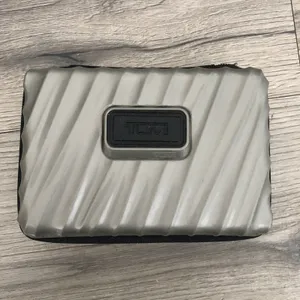 TUMI for Delta Hard Shell Amenity Travel Case Kit Zippered Pouch Toiletry Case thumbnail 3