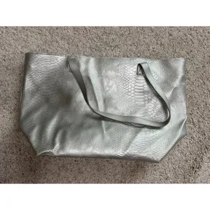 Bath & Body Works Silver Snakeskin Tote Bag Zipper Metallic Faux Leather Purse thumbnail 8