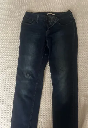 Levi’s dark blue wash skinny jeans #denim #skinny size 29 women’s mid low rise so cute thumbnail 1