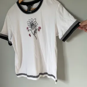 T & Company Vintage Embroidered T-Shirt Top Floral Print 100% Cotton Size Medium thumbnail 5