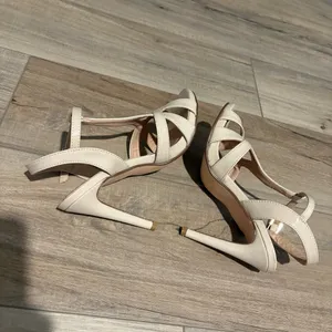 Daisy Fuentes Collin patent faux leather Strappy Stiletto Heel Shoe Beige‎ 6.5 thumbnail 5