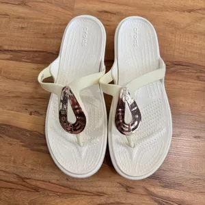 Crocs‎ Sanrah Metal Block Thong Sandals White Silver Wedge Flip Flops Womens 11 thumbnail 7