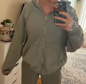 Brandy Melville christy hoodie thumbnail 6