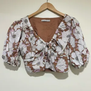 Abercrombie & Fitch Floral Cropped Y2K Blouse in Brown & White - Size Medium thumbnail 2