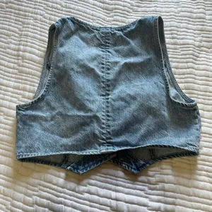 Aritzia The '90s Mia Cropped Denim Vest thumbnail 11