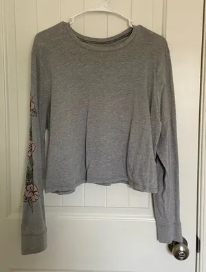EUC | Hollister women’s gray decorated sleeve cropped‎ tshirt — large thumbnail 1