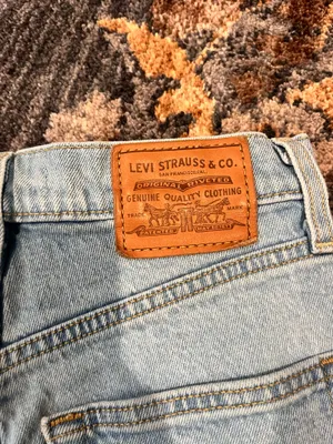 Women’s Levi’s ribcage distressed Jean shorts thumbnail 3