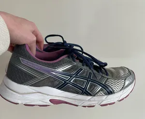 Woman’s Grey and Purple ASICS size 9 thumbnail 1