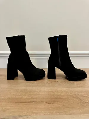 Kenneth Cole Reaction Black Suede Ankle Heeled Boots thumbnail 2