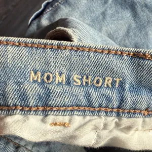 American Eagle Light Wash Pleated Cuffed Mom Shorts Size 4 thumbnail 3