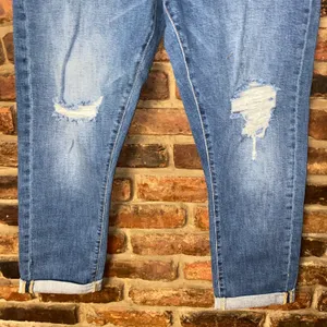 NWT Anthropologie Pilcro Distressed Blue Denim Slim Boyfriend Crop Jeans Size 32 thumbnail 4