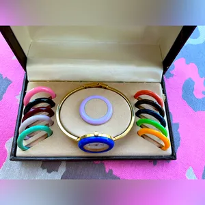 NICE GUCCI bangle watch set 💜🩵💙❤️🤎💗💛💚 thumbnail 9