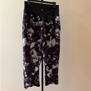 Lululemon Tranquil Crop Kara Blossom Pant Size 10 22" Inseam Retired Print thumbnail 2
