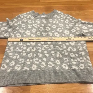 Old Navy women’s gray/ white animal print sweater size XXlarge. thumbnail 4
