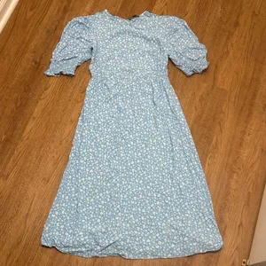 Zara X-Small Baby Blue Ditsy Floral Short Puff Sleeve Ruffle Maxi Dress Long thumbnail 2