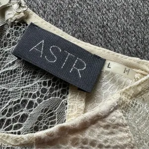ASTR Fitted Lace Ivory Snakeskin Mini Dress Large thumbnail 3