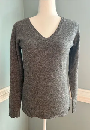Women's V-Neck cashmere Sweater in Heather Gray medium thumbnail 1