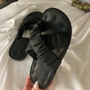 Black Crisscross Slip Ons Size 7 thumbnail 5