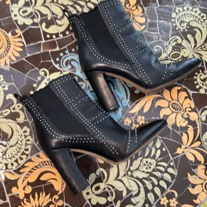 VINCE CAMUTO BASILA STUDDED LEATHER POINTED TOE BOOT SZ: 6M thumbnail 4