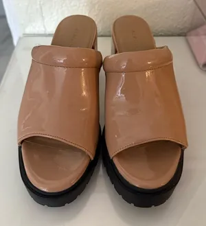 AEROSOLES ECHO platform sandals Women's Glossy Tan Mules size 7 thumbnail 1