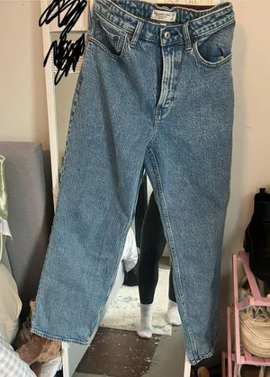 Abercrombie High-Rise Jeans Curve Love 90s Relaxed thumbnail 1