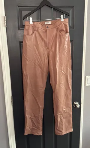Abercrombie ultra High-Rise 90s Straight Vegan Leather Pants thumbnail 1