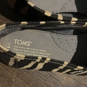 TOMS Women Black & Tan Zebra Print LightWeight Flat Slip On Shoes Size 9 W‎ thumbnail 4