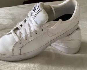Nike sneakers thumbnail 1