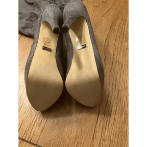 bebe Women’s Gray Faux Suede Knee-High Platform Stiletto Boots Round Toe 8 thumbnail 3