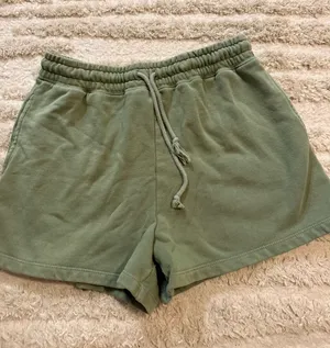 GREEN AEROPOSTALE SWEAT SHORTS thumbnail 1