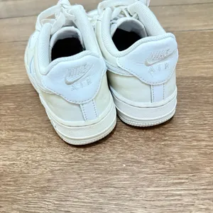 Nike Air Force 1 Low Triple White Women’s Sneakers Size 5.5 thumbnail 5