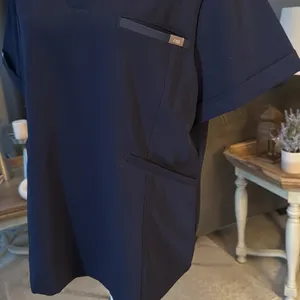 FIGS Zinga 3 pocket tapered fit scrub top thumbnail 4