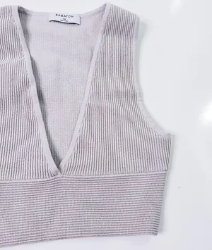 Aritzia Babaton Sculpt Knit Deep V-Neck Cropped Top thumbnail 3